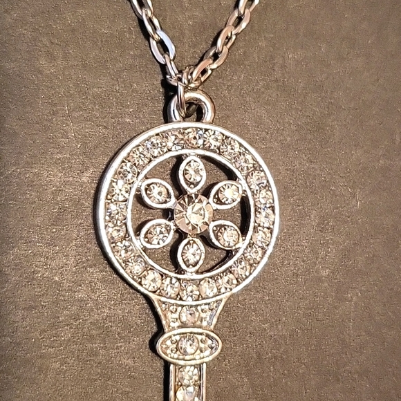 NWOT Key-to-my-Heart Pendant, Silver-tone Chain,  32" - Picture 5 of 7